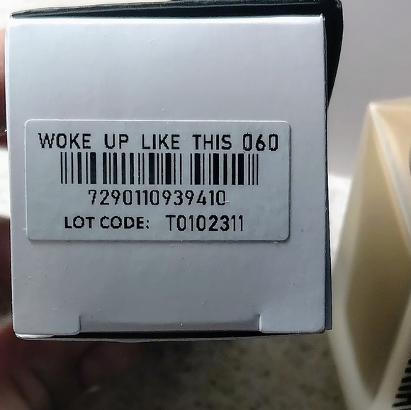 ILMakiage liquid foundation Woke up like this.SHADE 060 - Picture 4 of 4